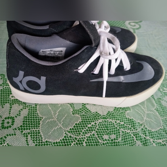 Nike boys shoes. Size 4.5 Y - Picture 4 of 7